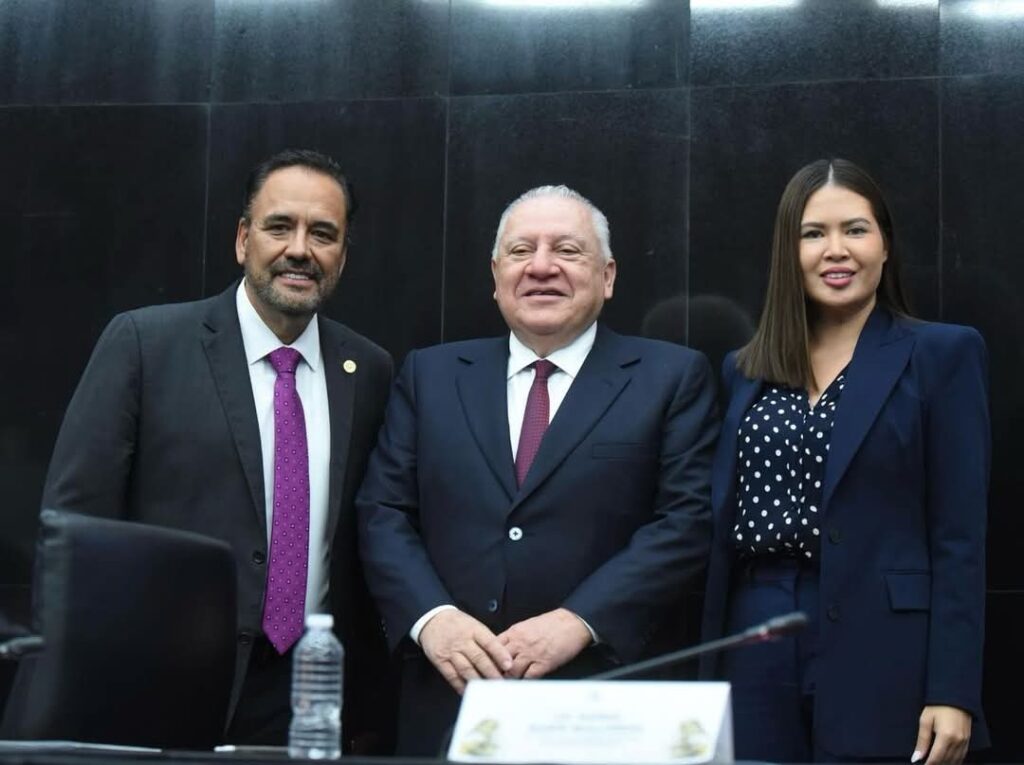 Reconocen a Rafael Marín Mollinedo en el Senado