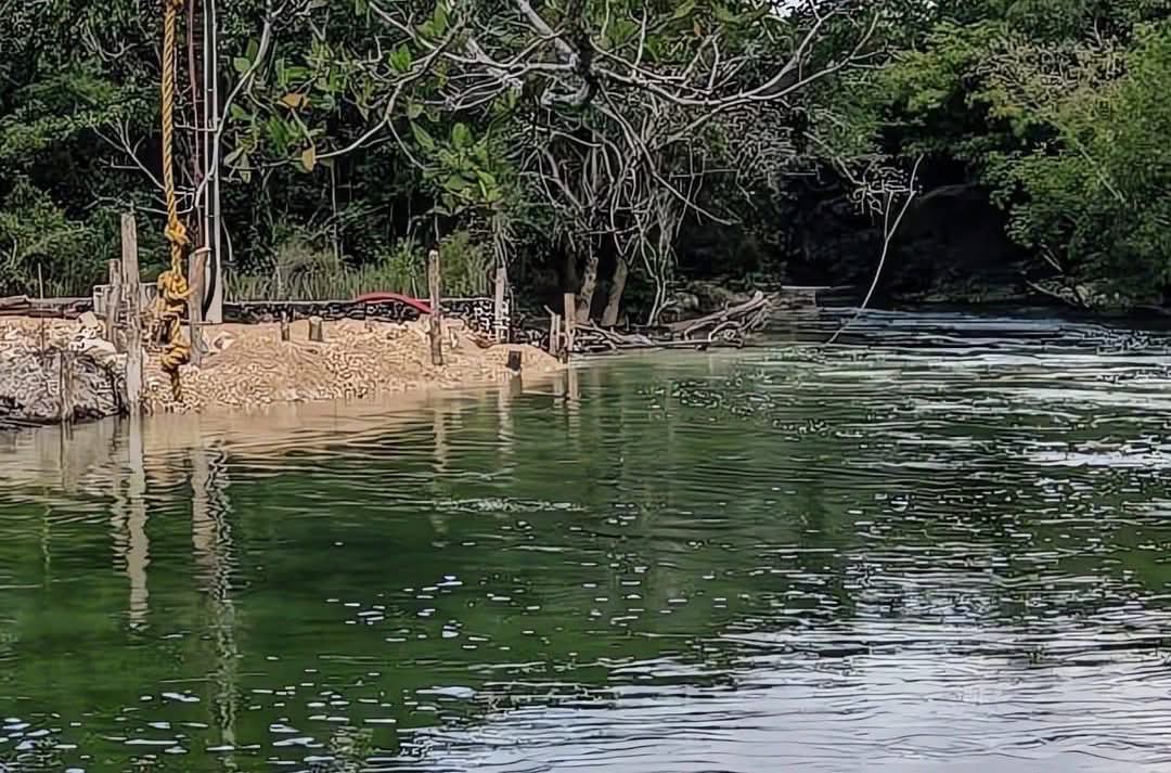 El Estero de Chac sufre daño ambiental por relleno ilegal que destruyó manglares y humedales de alto valor ecológico.