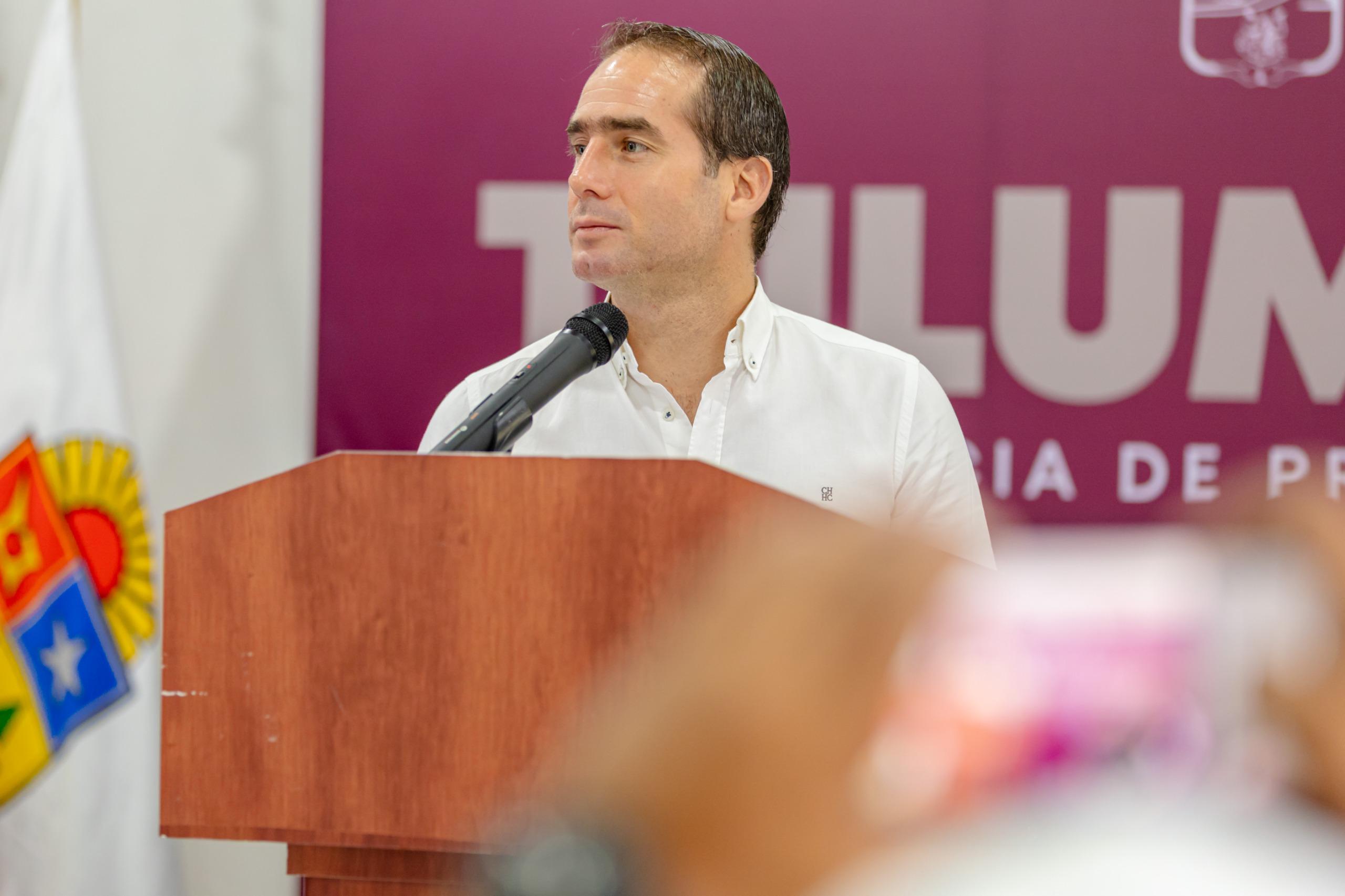 Diego Castañón encabeza la conferencia de prensa semanal en Tulum, reforzando la transparencia del gobierno local.