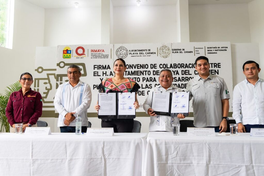 La presidenta Estefanía Mercado y representantes de comunidades indígenas durante la firma del convenio para impulsar su desarrollo en Playa del Carmen.
