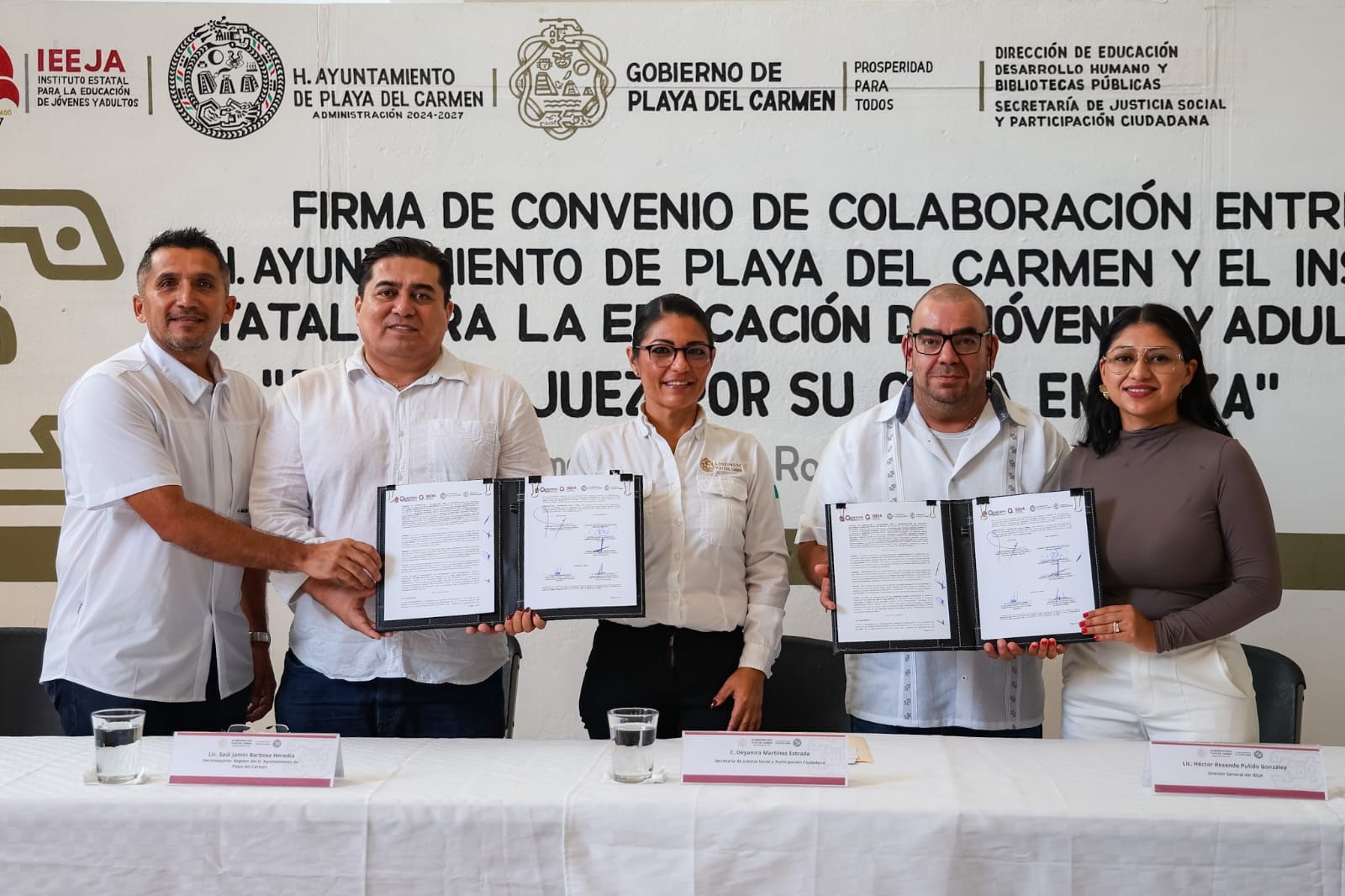 Estefanía Mercado y Héctor Pulido González durante la firma del convenio que impulsa la educación básica para jóvenes y adultos en Playa del Carmen.
