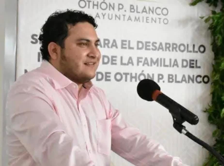 David Hernández Solís, secretario de Organización de Morena, supervisa la revisión de funcionarios adelantados de Morena.