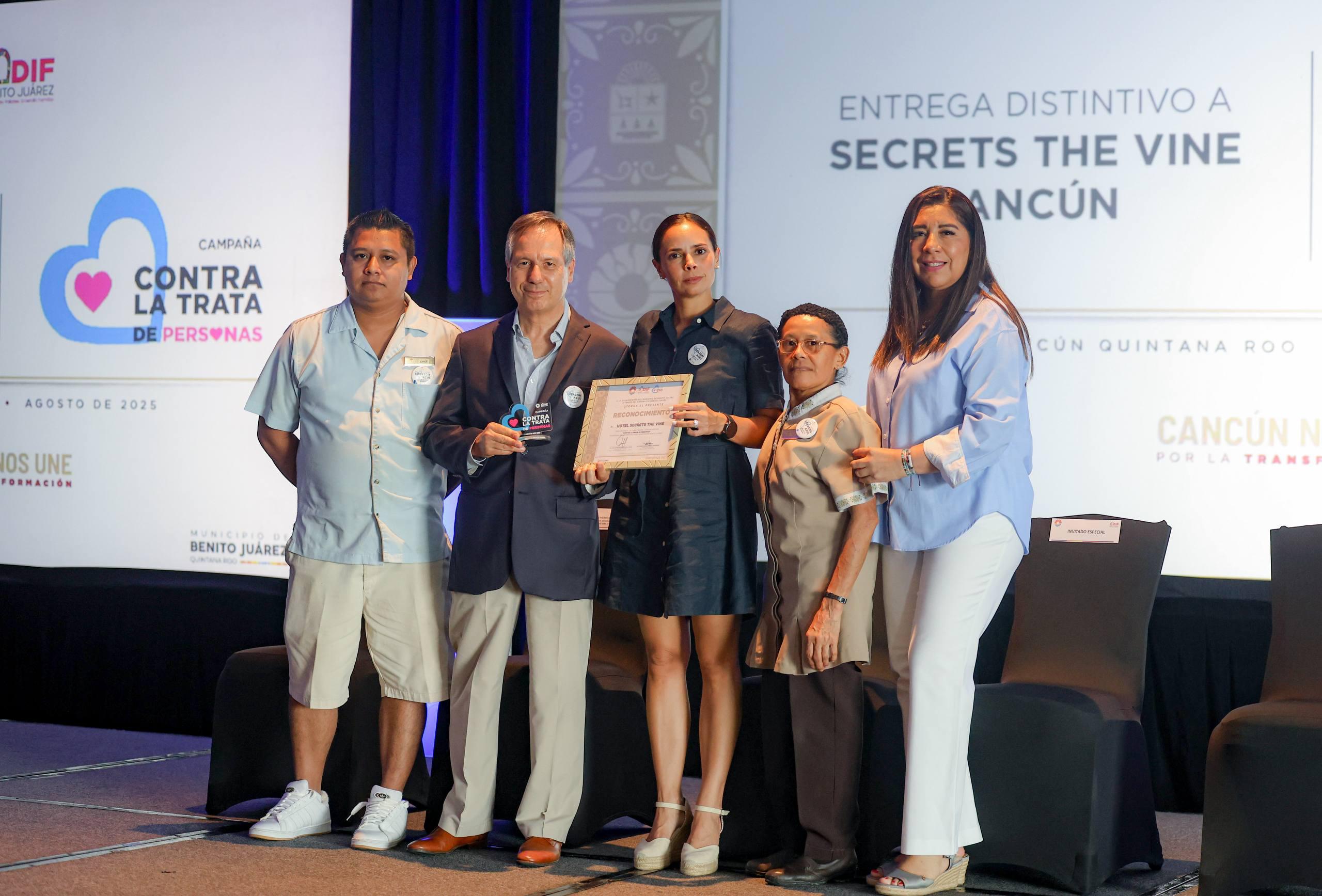 Hotel Secrets The Vine Cancún recibe el distintivo “Corazón Azul” por su compromiso con la prevención de la trata en Cancún.