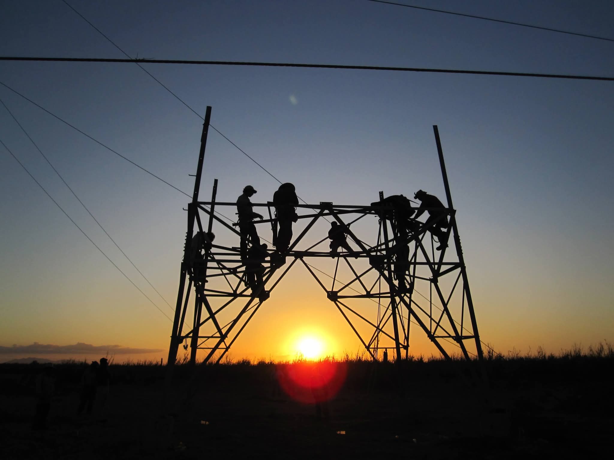 Apagón en la Península deja sin luz a millones tras falla en líneas de transmisión de alta tensión.