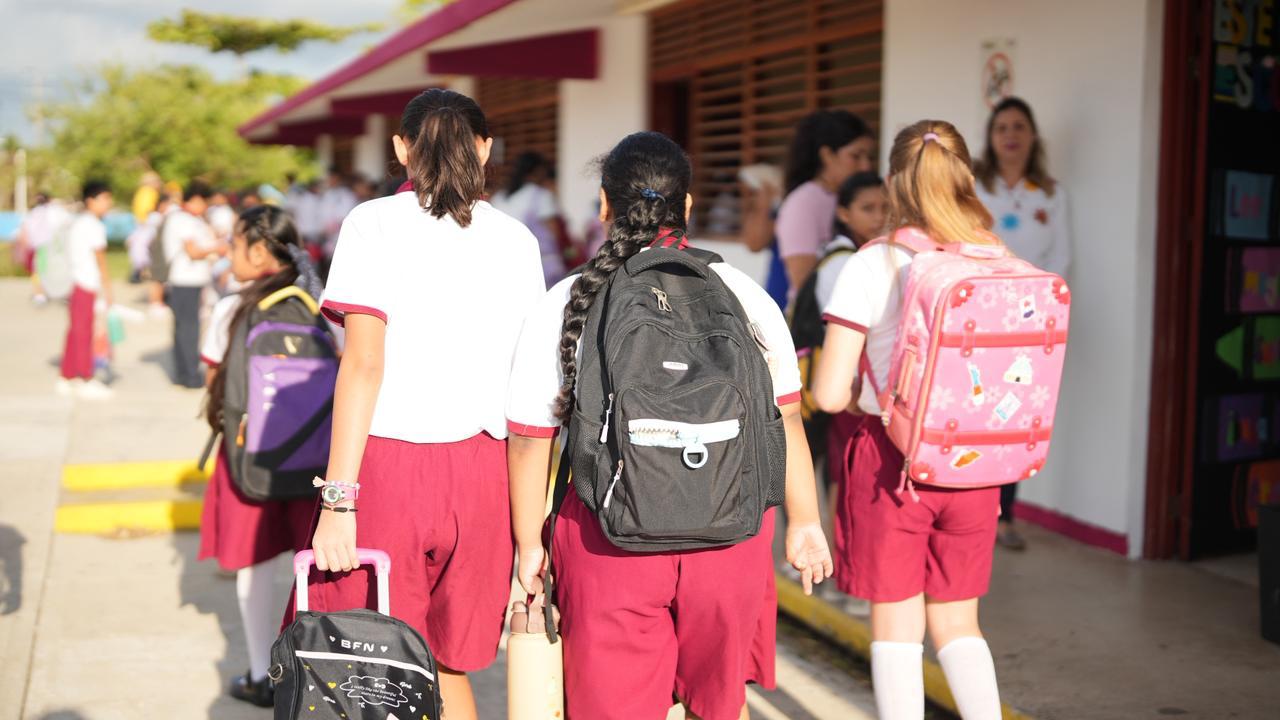Más de 246 mil estudiantes reciben apoyos como parte del impulso a la educación en Quintana Roo.