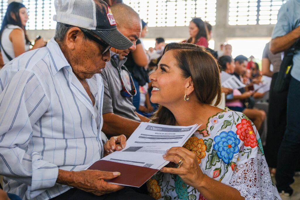 Vecinos de Cancún reciben escrituras tras décadas de espera, como parte del Programa de Regularización para el Bienestar Patrimonial.