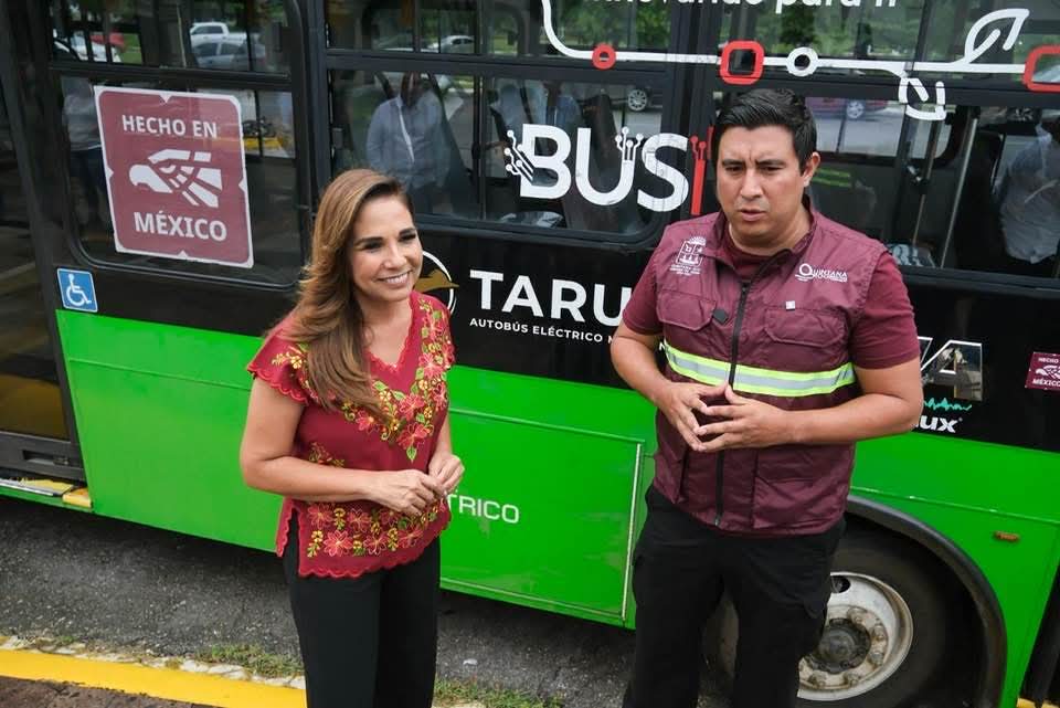 Autoridades presentan el camión eléctrico Taruk en Chetumal, símbolo de movilidad sustentable y tecnología nacional.