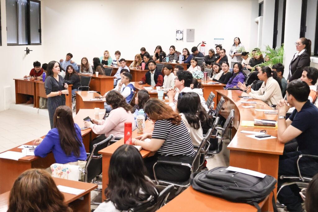 Magistradas del TEQROO durante su conferencia en la UQROO sobre la defensa y protección de los derechos político-electorales en México.