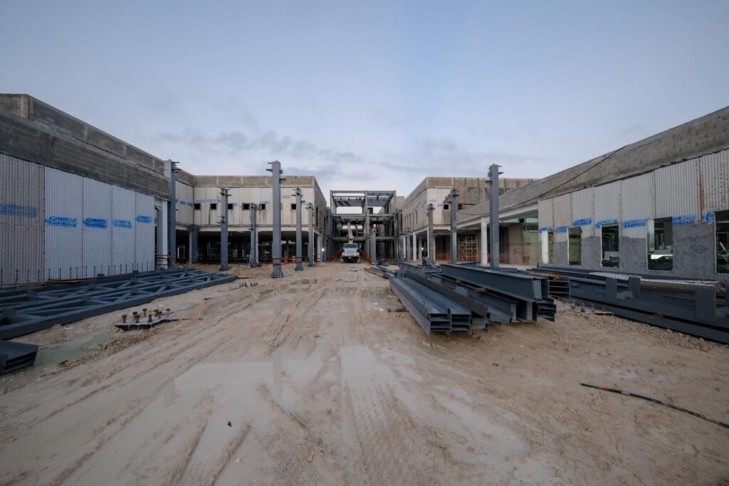 Avances en la construcción del nuevo hospital general en Chetumal, una obra que fortalecerá la atención médica en el sur del estado.
