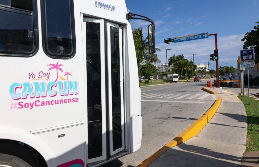 Ruta Mar traslada a familias cancunenses a playas públicas como parte de una estrategia de justicia social y acceso gratuito al mar.