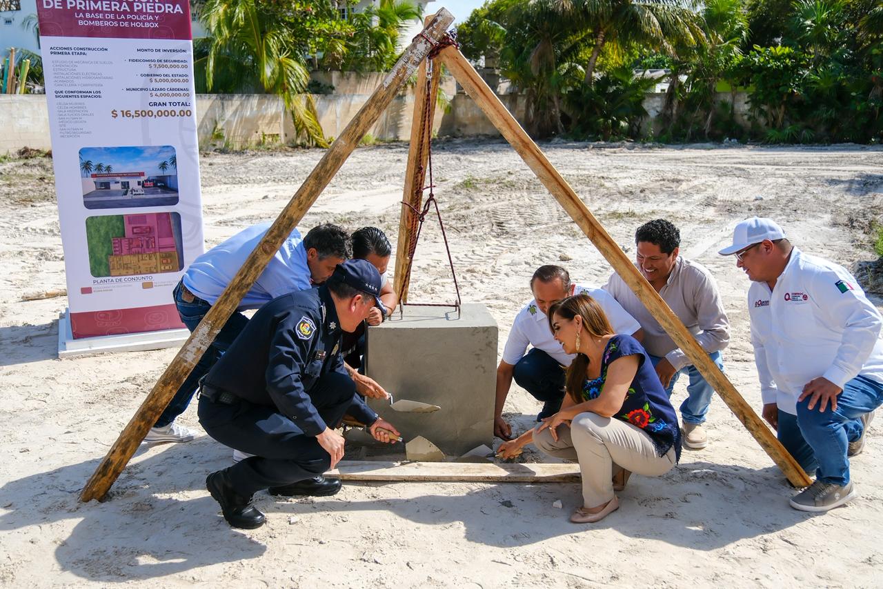 Colocan la primera piedra de la Base de Policía y Bomberos Holbox, infraestructura clave para seguridad y protección civil en la isla.