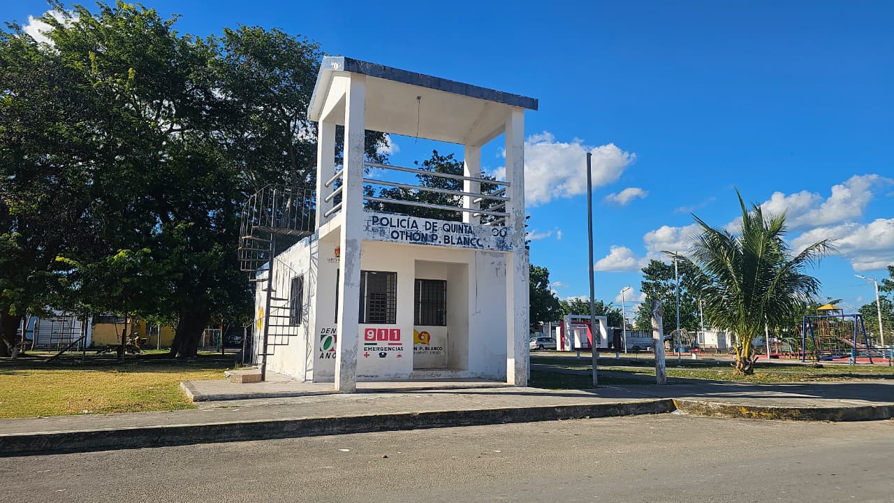 Trabajos de rehabilitación de la caseta policial en el parque del fraccionamiento Américas III en Chetumal.