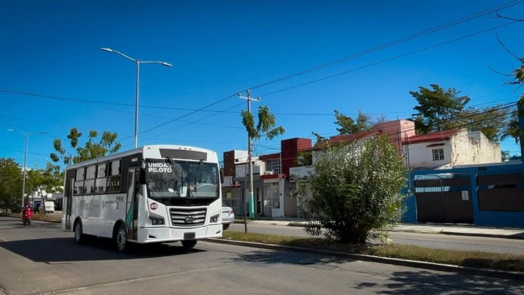 Unidades de la Ruta 4 de Marzo inician recorrido y conectan por primera vez con la UQROO en Chetumal.