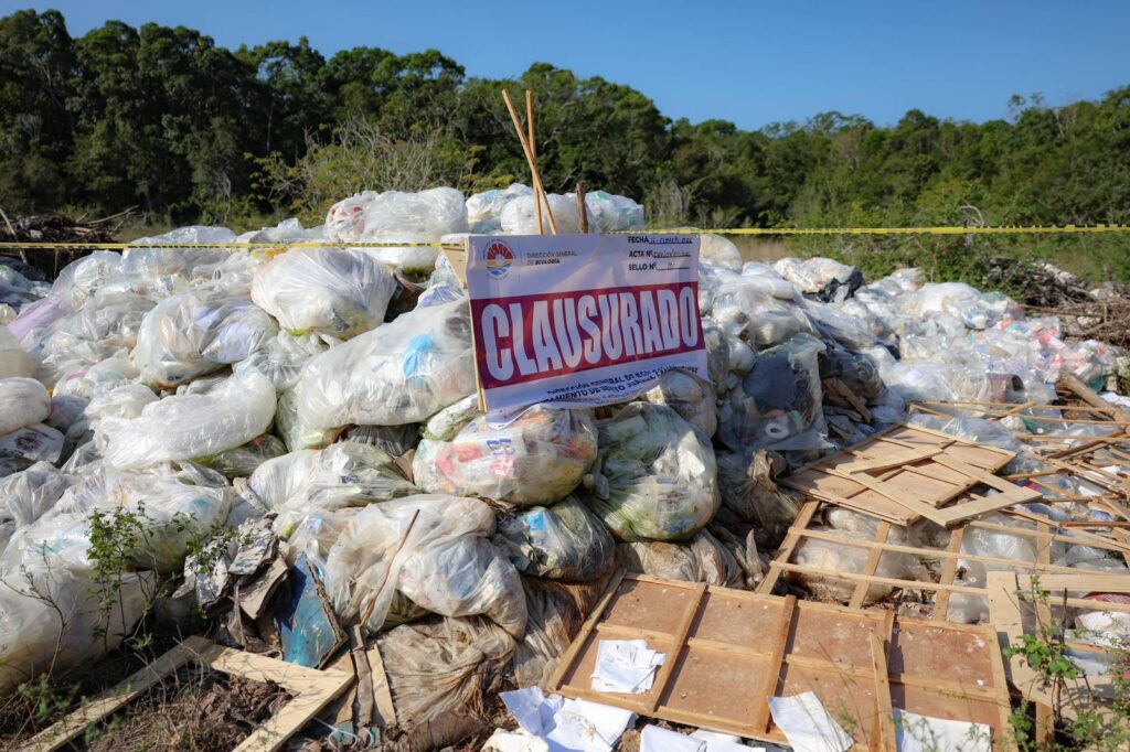 Autoridades colocan sellos tras la clausura del basurero clandestino Cancún cercano al aeropuerto.