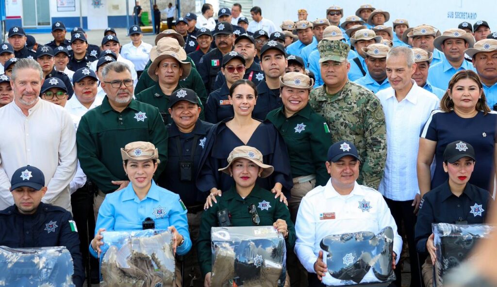 Elementos reciben uniformes como parte de la transformación policial Cancún y fortalecimiento institucional.