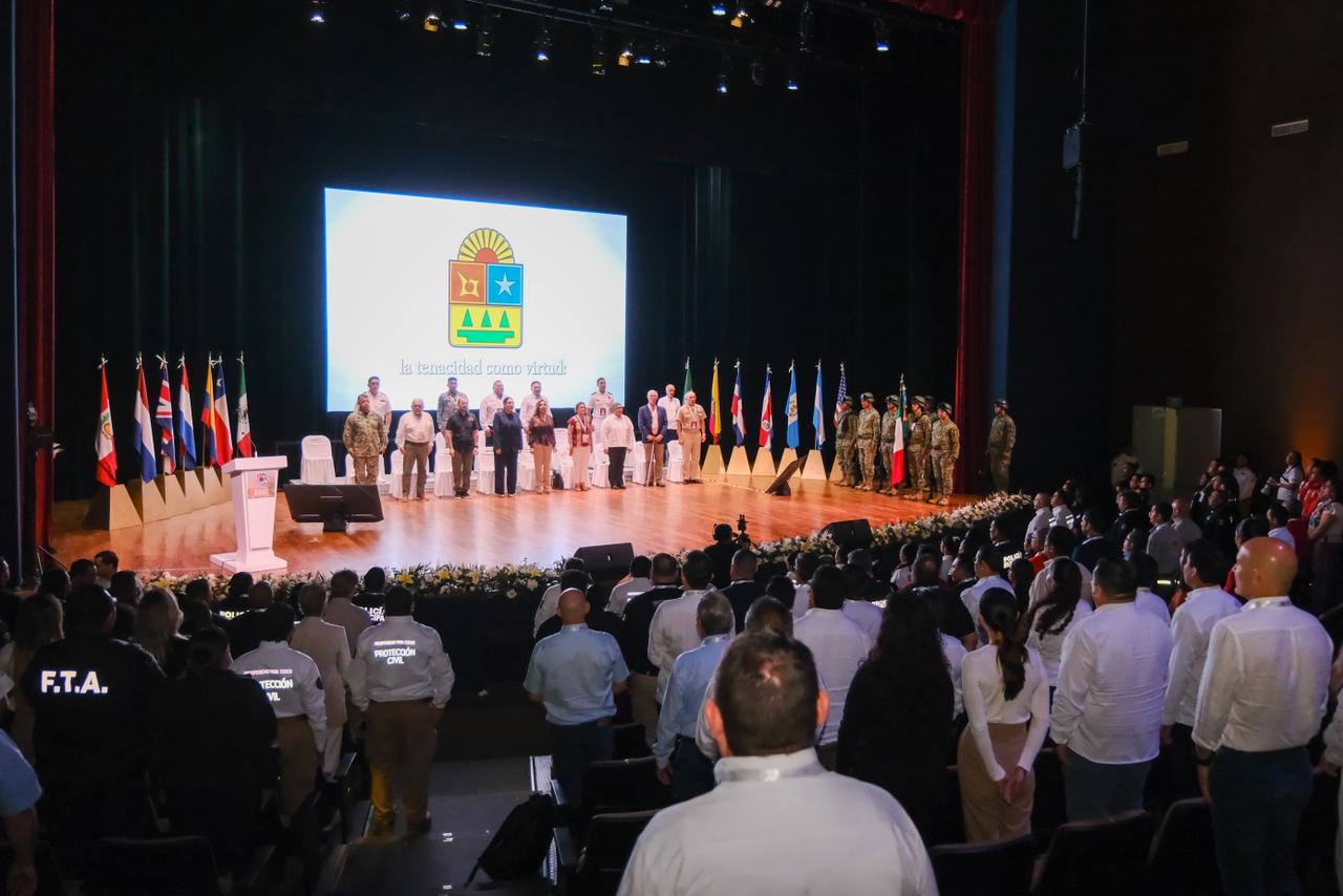 Especialistas nacionales e internacionales participan en congreso de gestión de riesgos en Playa del Carmen.
