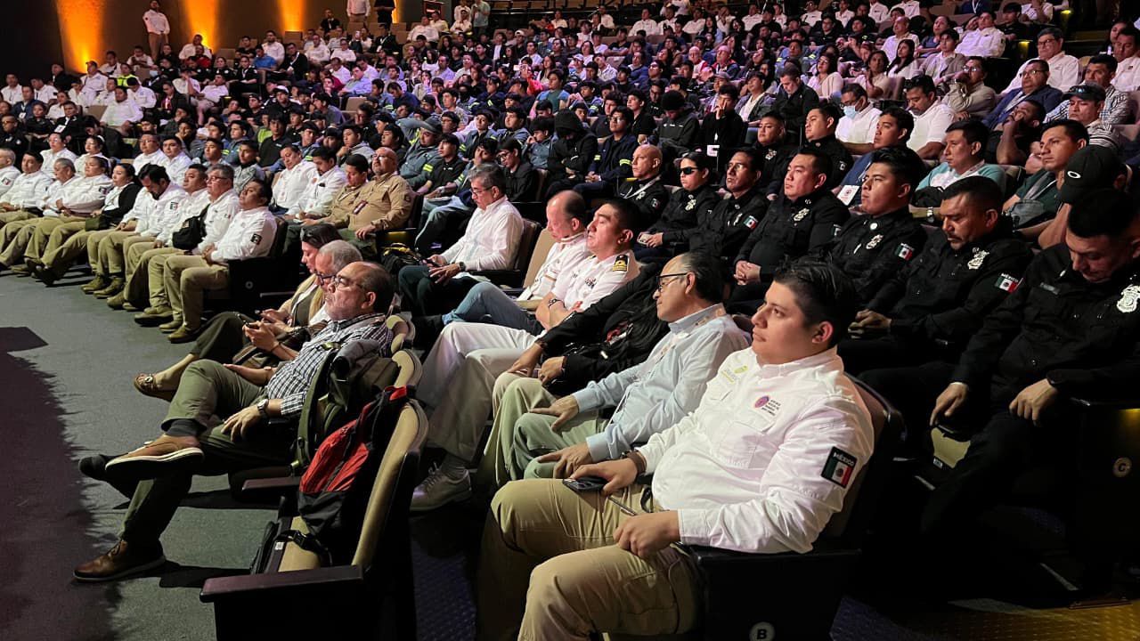 Asistentes participan en la jornada final del Congreso Internacional de Protección Civil 2026 en Playa del Carmen.