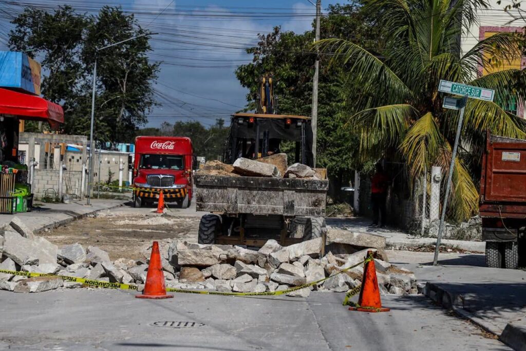 Trabajos de rehabilitación integral en la calle Petén de la colonia Centenario en Chetumal.