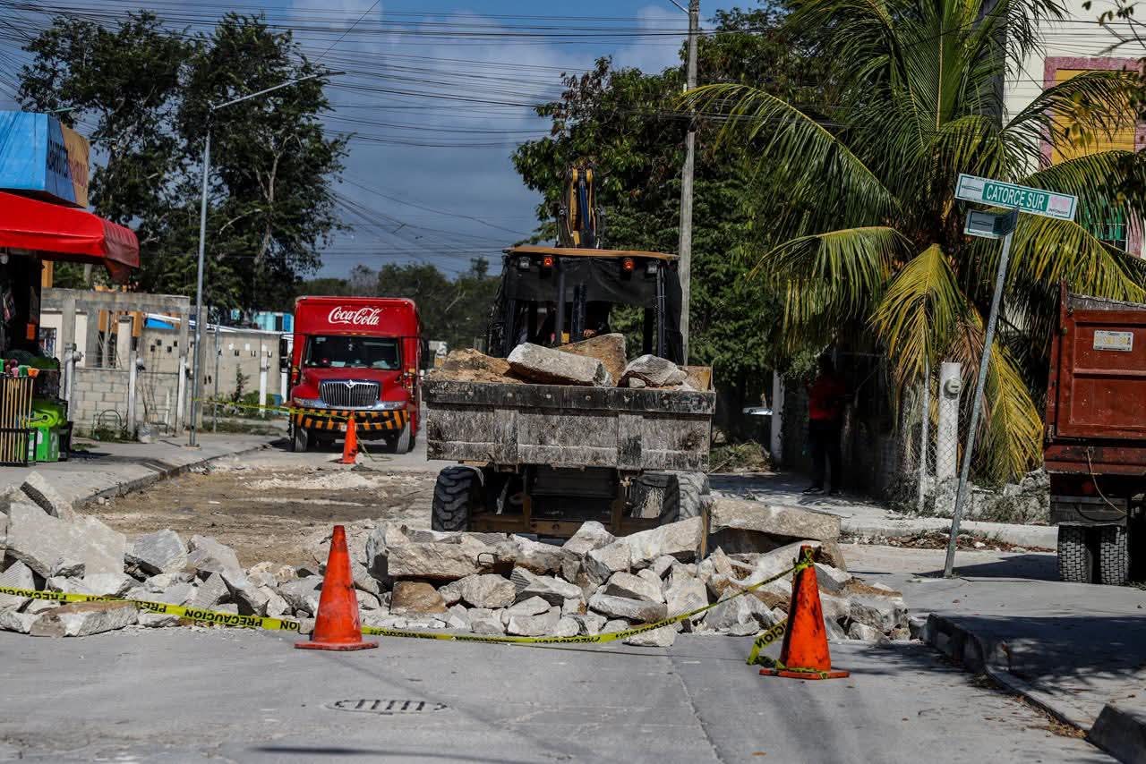 Trabajos de rehabilitación integral en la calle Petén de la colonia Centenario en Chetumal.