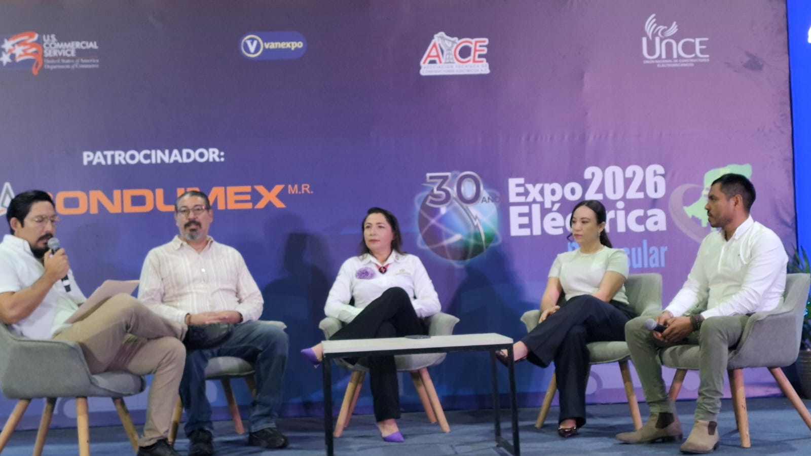 Autoridades estatales intercambian propuestas para impulsar la transición energética peninsular durante la Expo Eléctrica Peninsular 2026 en Mérida.