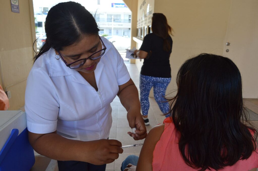 Ciudadanía participa en la vacunación contra el sarampión en Playa del Carmen, fortaleciendo la salud pública y la prevención de brotes.