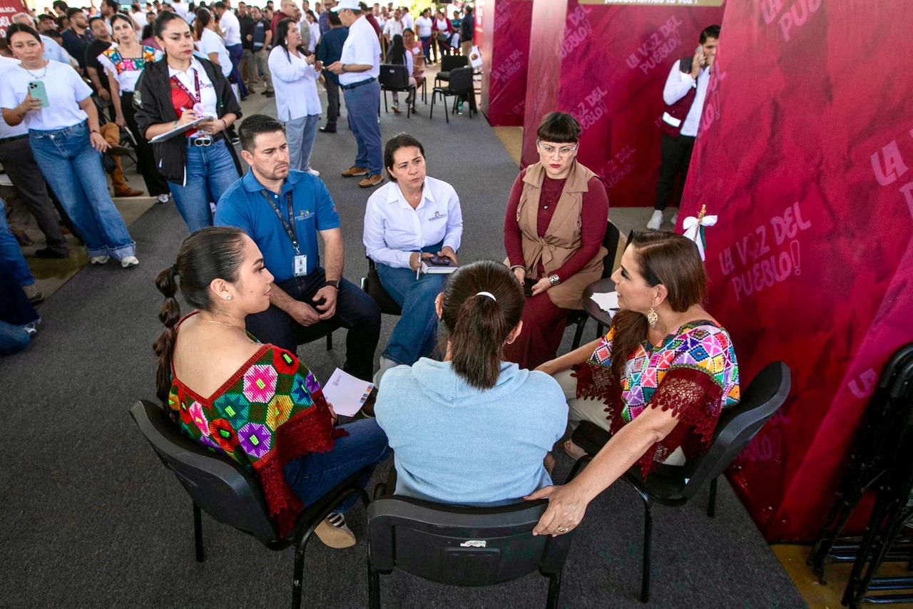 Habitantes de X-Pichil participan en la audiencia pública La Voz del Pueblo para recibir atención y servicios de distintas dependencias.