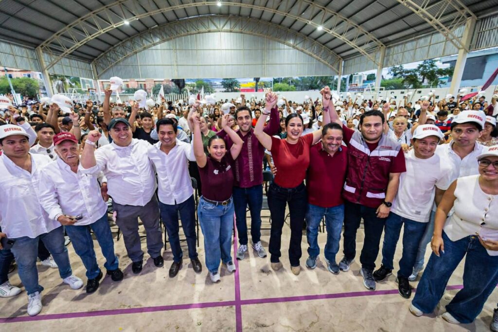 Militantes y simpatizantes participan en una asamblea informativa en Playa del Carmen para reiterar respaldo a la Cuarta Transformación.