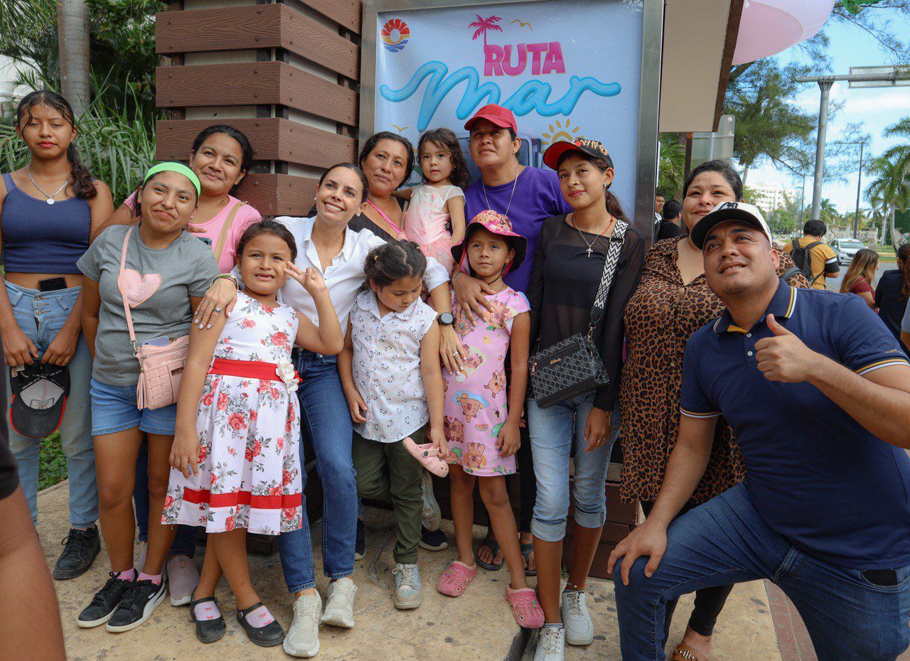 Unidades del programa Ruta Mar 2026 trasladan a familias hacia playas públicas de Cancún durante fines de semana y días festivos.