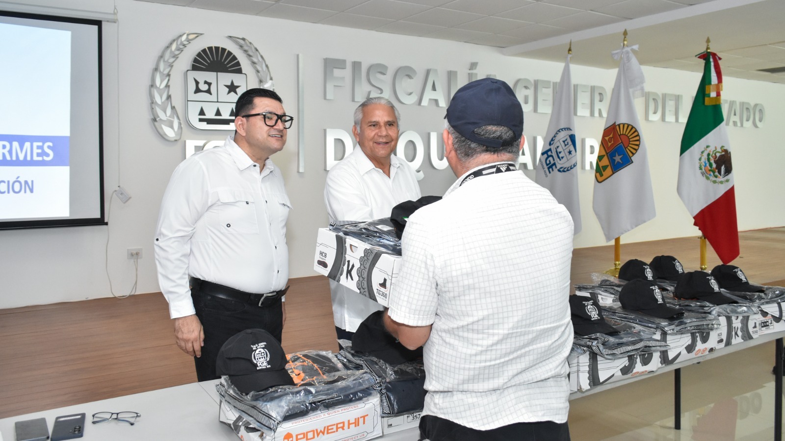 Elementos reciben uniformes para la Policía de Investigación como parte del fortalecimiento institucional y mejora de condiciones laborales.