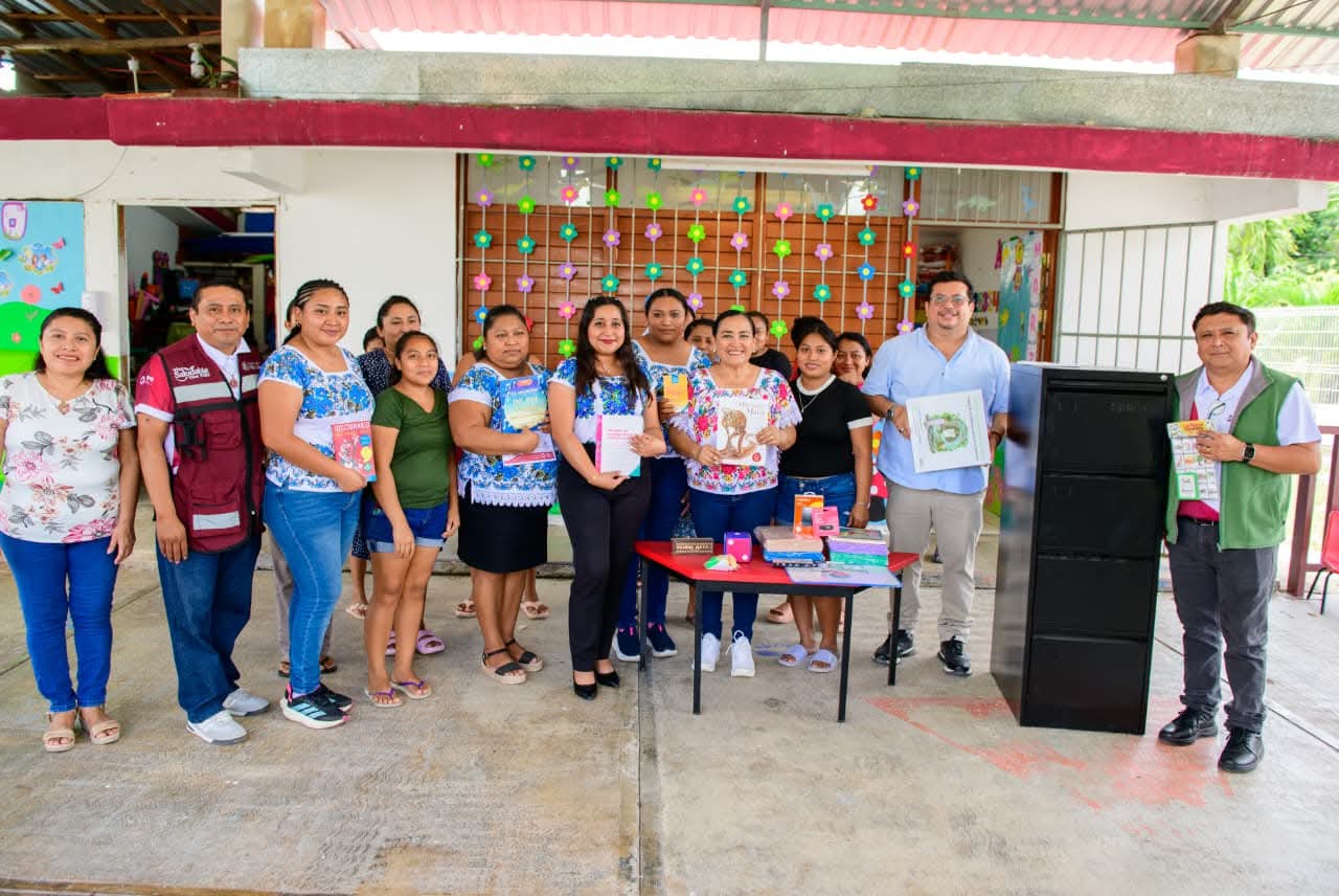 Entregan material educativo en lengua maya a escuelas indígenas en la zona maya de Tulum