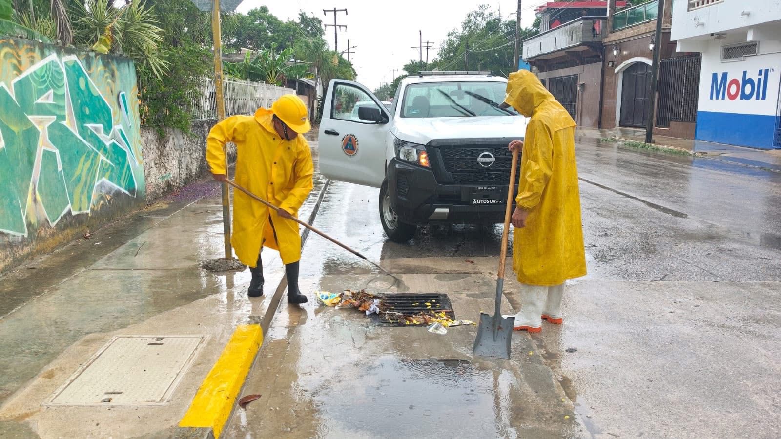 Personal municipal realiza labores de atención por lluvias para evitar encharcamientos y proteger a la población.