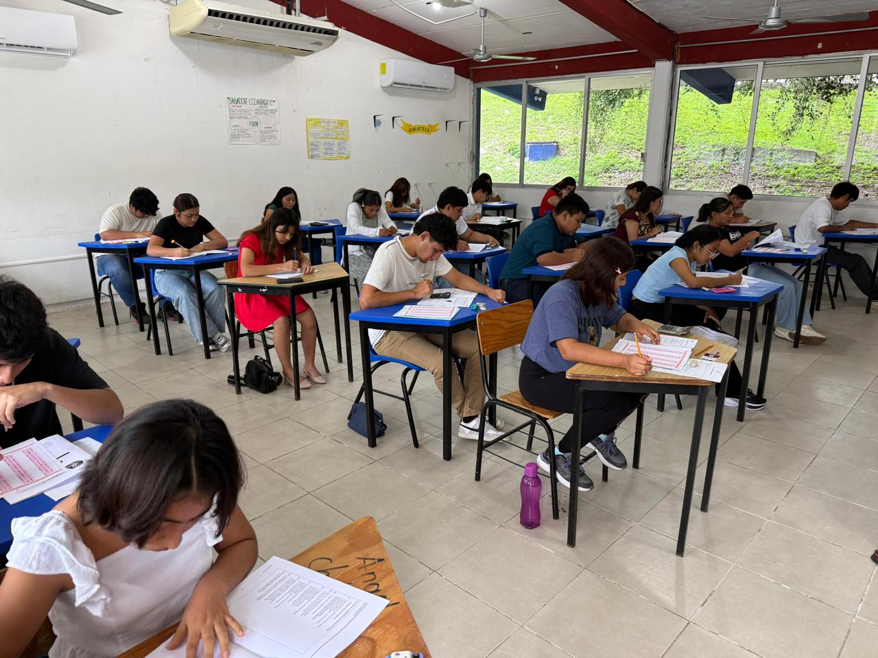 Aspirantes presentan el EXANI-II como parte del proceso de ingreso a normales en Quintana Roo.