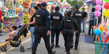 Elementos de seguridad y emergencia participan en el operativo de Seguridad Feria Carmen para proteger a familias y visitantes.