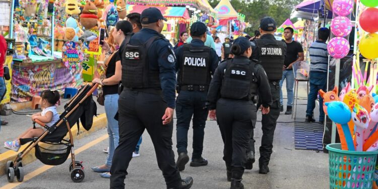Elementos de seguridad y emergencia participan en el operativo de Seguridad Feria Carmen para proteger a familias y visitantes.