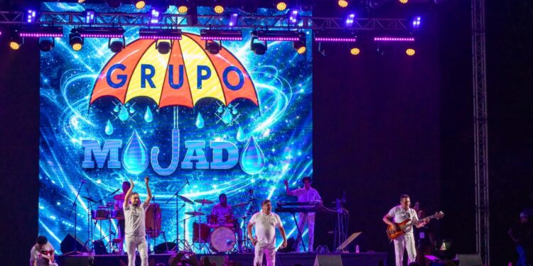 Más de 30 mil asistentes disfrutaron del concierto de Grupo Mojado durante la Feria del Carmen 2026 en Playa del Carmen.