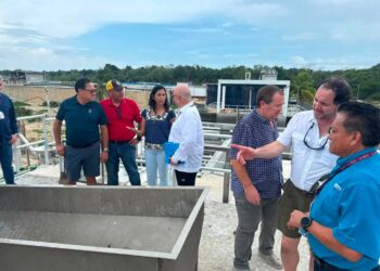 Autoridades de CAPA y COPARMEX durante la visita de supervisión en la planta de Saneamiento para Cozumel, San Miguelito.