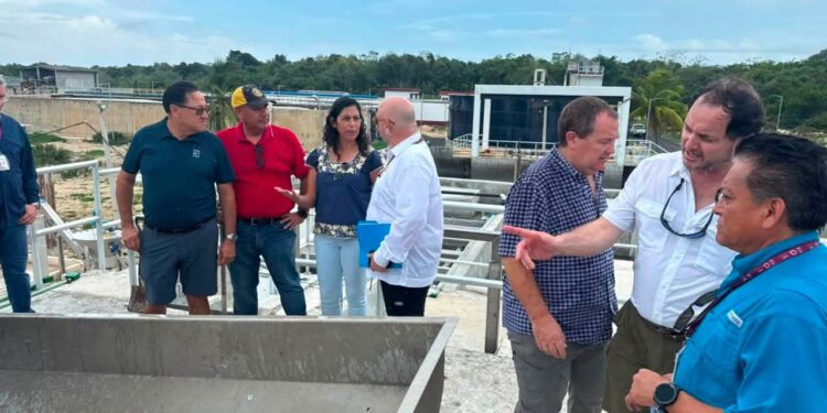 Autoridades de CAPA y COPARMEX durante la visita de supervisión en la planta de Saneamiento para Cozumel, San Miguelito.