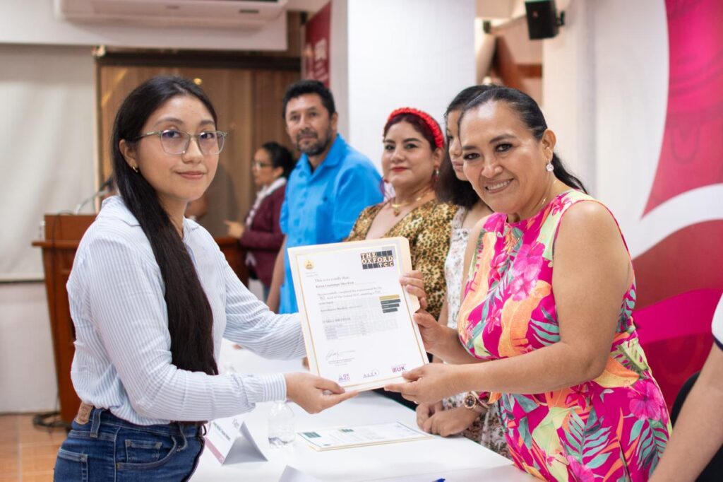 Docentes y estudiantes reciben la Certificación de inglés como parte de los programas de fortalecimiento educativo en Quintana Roo.