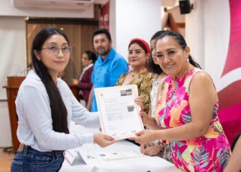 Docentes y estudiantes reciben la Certificación de inglés como parte de los programas de fortalecimiento educativo en Quintana Roo.