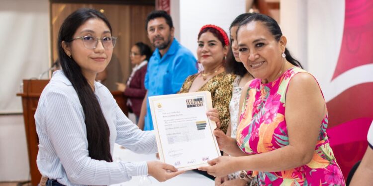 Docentes y estudiantes reciben la Certificación de inglés como parte de los programas de fortalecimiento educativo en Quintana Roo.