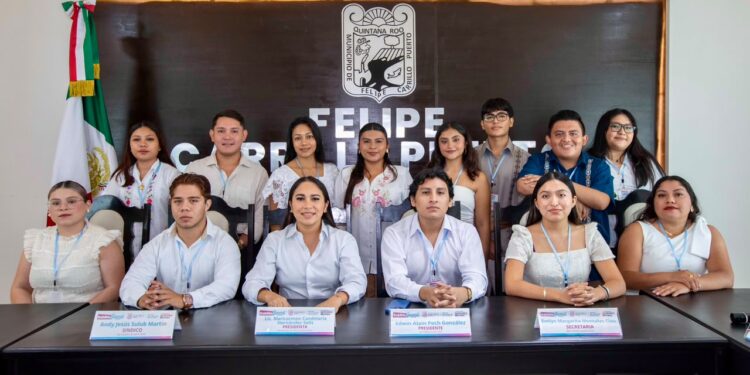 Integrantes del Cabildo Juvenil 2026 durante la sesión solemne en la que presentaron propuestas para el desarrollo de Felipe Carrillo Puerto.