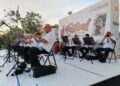 Participantes disfrutan del Festival de Danzón durante la celebración de su tercer aniversario en la Plaza de la Reforma de Cancún.