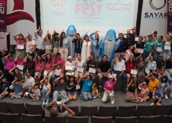 Asistentes participan en la inauguración del Festival Tiburón Toro 2026, dedicado a la conservación marina y la educación ambiental en Playa del Carmen.