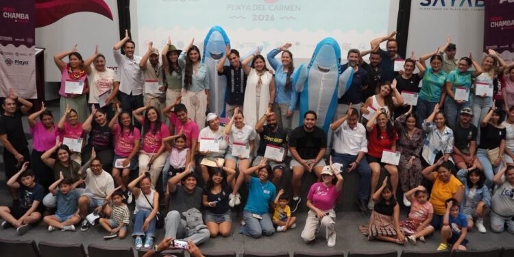 Asistentes participan en la inauguración del Festival Tiburón Toro 2026, dedicado a la conservación marina y la educación ambiental en Playa del Carmen.