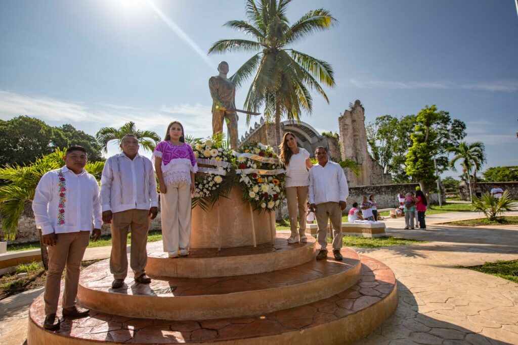 Autoridades y representantes de la comunidad participan en la ceremonia conmemorativa por la Lucha Social Maya en el parque principal de Tihosuco.