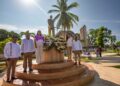 Autoridades y representantes de la comunidad participan en la ceremonia conmemorativa por la Lucha Social Maya en el parque principal de Tihosuco.