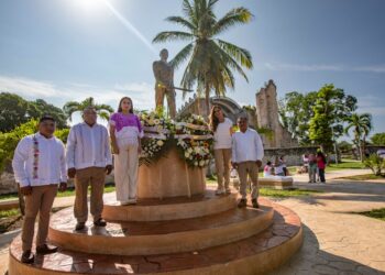 Autoridades y representantes de la comunidad participan en la ceremonia conmemorativa por la Lucha Social Maya en el parque principal de Tihosuco.
