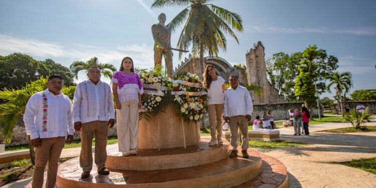 Autoridades y representantes de la comunidad participan en la ceremonia conmemorativa por la Lucha Social Maya en el parque principal de Tihosuco.