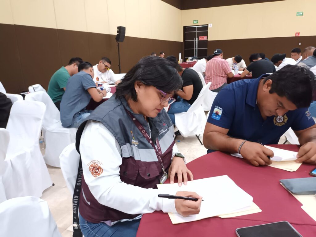 Personal de Protección Civil participa en una jornada de capacitación para fortalecer la coordinación y respuesta ante contingencias en Quintana Roo.