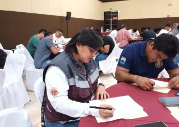 Personal de Protección Civil participa en una jornada de capacitación para fortalecer la coordinación y respuesta ante contingencias en Quintana Roo.